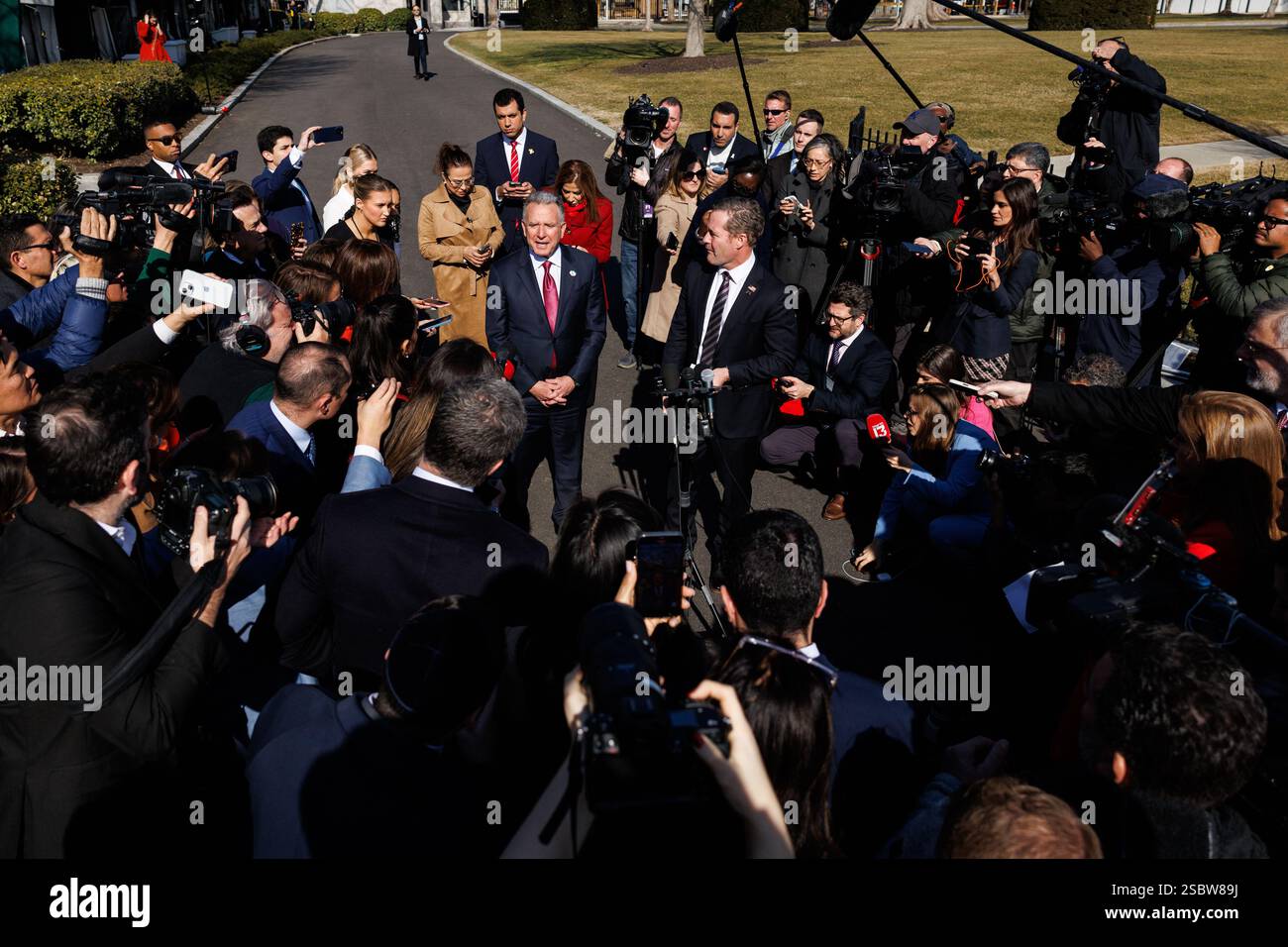 Washington, Usa. Februar 2025. Der Nahost-Gesandte Steve Witkoff (L) und der nationale Sicherheitsberater der Vereinigten Staaten Michael Waltz (R) sprechen während einer Pressekonferenz über den Fortschritt zwischen Israel und Gaza vor dem Westflügel des Weißen Hauses am 4. Februar 2025 in Washington, DC (Foto: Samuel Corum/SIPA USA) Credit: SIPA US/Alamy Live News Stockfoto