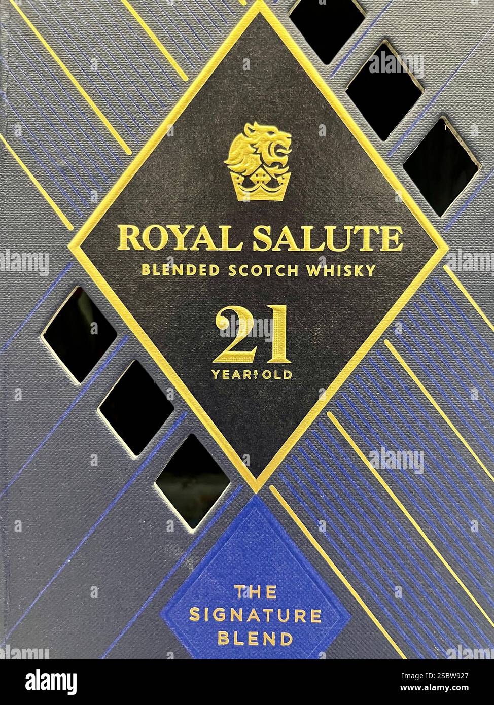Royal Salute Blended Scotch Whisky 21 Jahre alter Scotch Whisky die unverkennbare Blend Verpackung im Supermarkt Regal Stockfoto