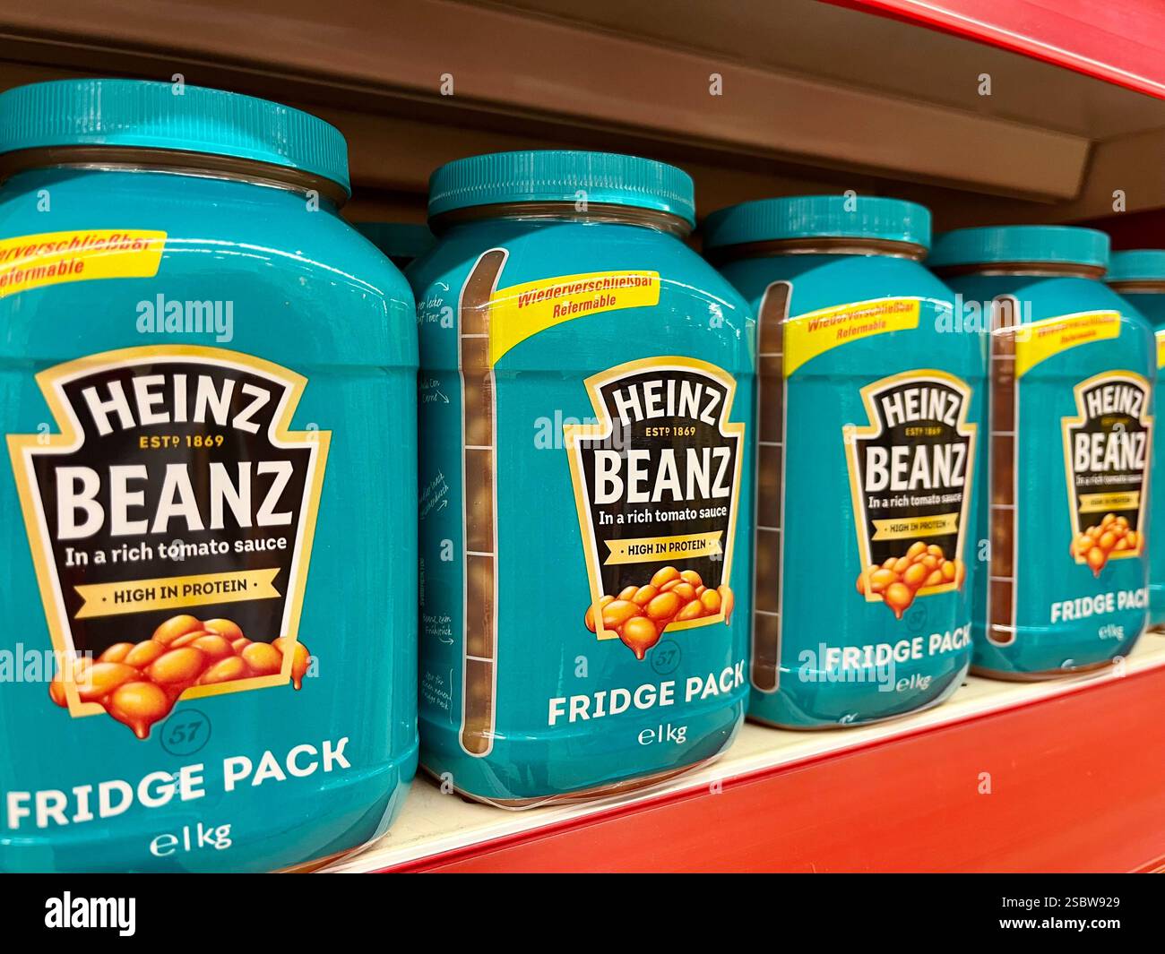 Heinz Bohnen, Supermarktregel, Supermarkt, Ladenregal, Heinz Bohnen Supermarkt, Bohnen Supermarkt, Heinz Kühlschrank Pack, Heinz Supermarkt Stockfoto