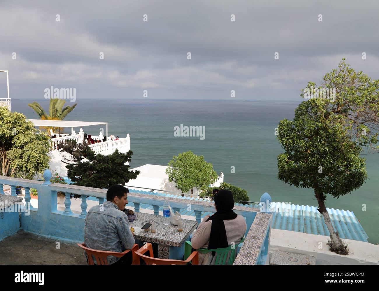 Ein Paar trinkt Kaffee im Café Hafa in Tanger Stockfoto