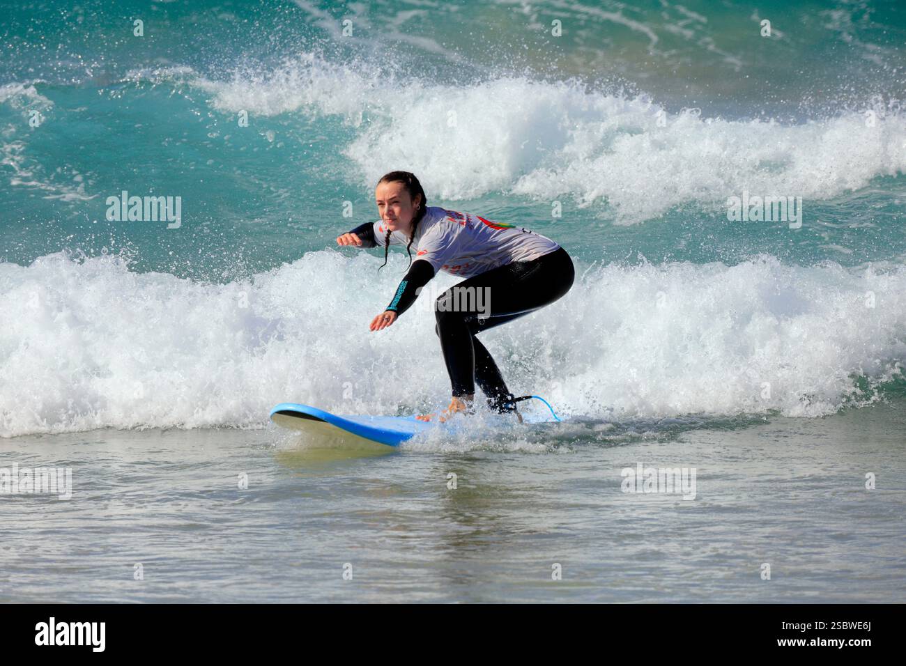 Frau surft am Piedra Playa Beach, El Cotillo, Fuerteventura, Kanarischen Inseln, Spanien. November 2024 Stockfoto