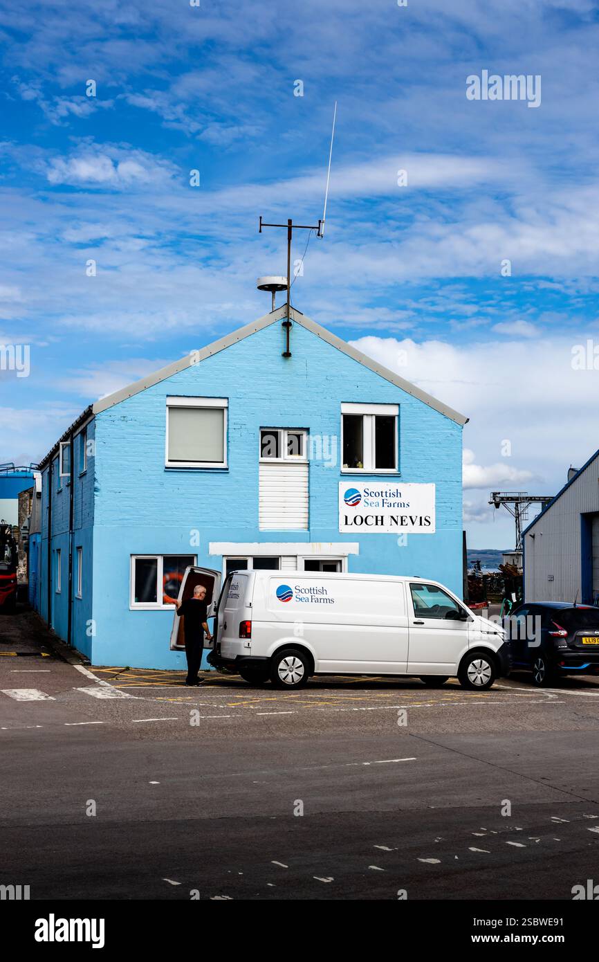Ein zweistöckiges Gebäude mit hellblauer Fassade und weißer Verkleidung. Das Gebäude verfügt über mehrere Fenster auf beiden Etagen und eine zentrale Tür auf der ersten Stockfoto