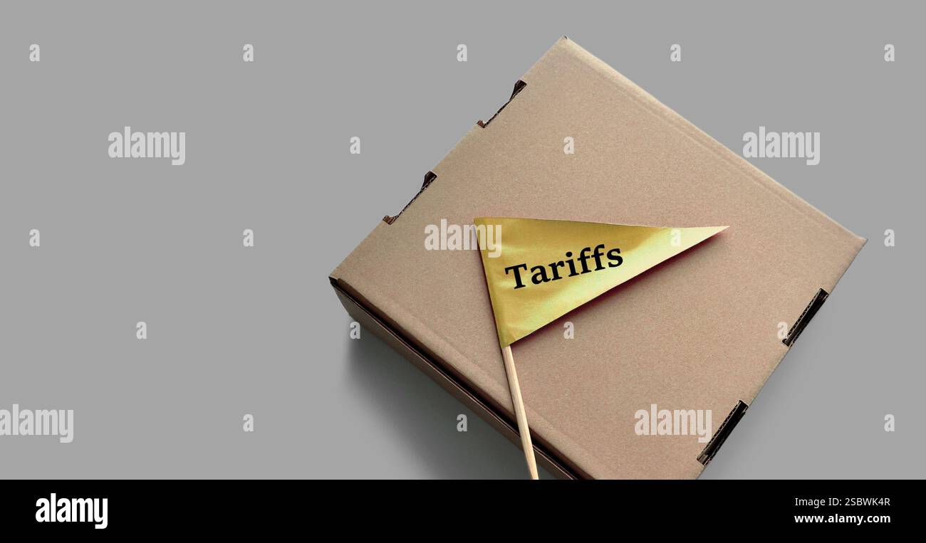 Handelszölle, Import, Export, Steuersystem Konzept. Goldene Flagge mit dem Wort „Tarife“. Verpackung aus Pappe. Negativer Raum Stockfoto