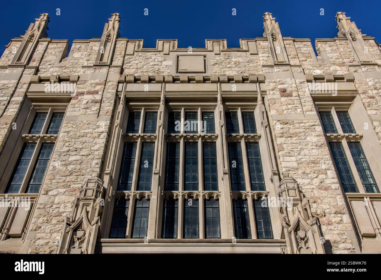 Ein großes Gebäude mit vielen Fenstern. Die Fenster sind alle unterschiedlich groß und aus Glas Stockfoto