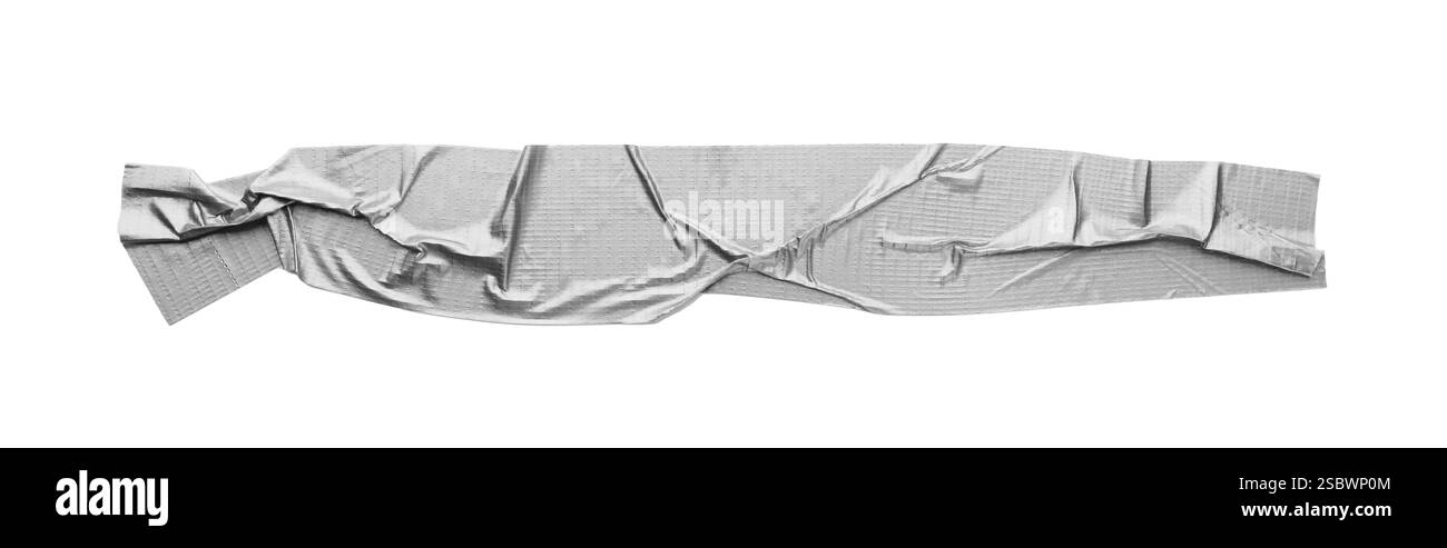 Zerknitterter Streifen silbernen Klebebandes auf weißem Hintergrund, Draufsicht Stockfoto