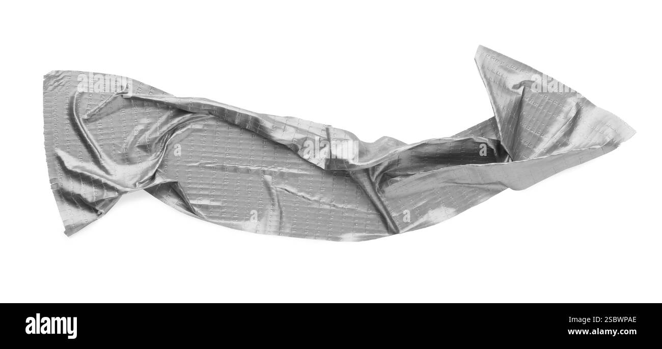 Zerknitterter Streifen silbernen Klebebandes auf weißem Hintergrund, Draufsicht Stockfoto