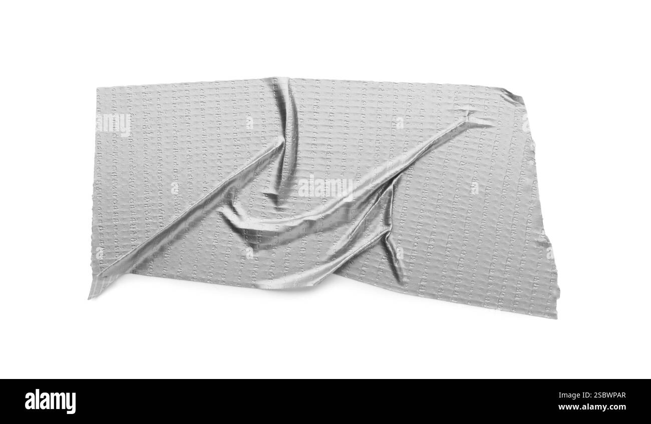 Zerknitterter Streifen silbernen Klebebandes auf weißem Hintergrund, Draufsicht Stockfoto