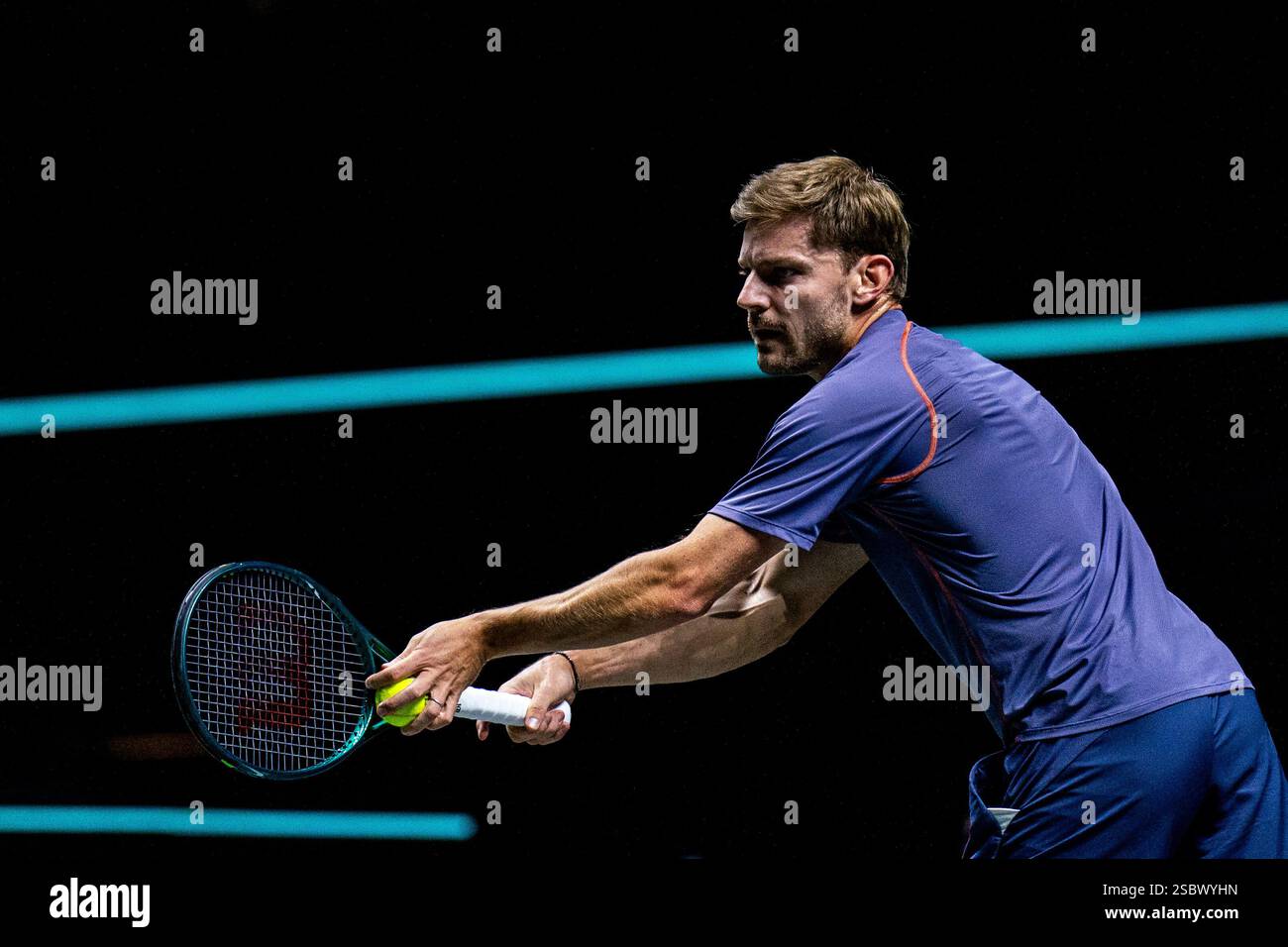 Rotterdam, Niederlande. Februar 2025. ROTTERDAM, NIEDERLANDE - 4. FEBRUAR: David Goffin aus Belgien bereitet sich auf sein Spiel in der First Round der Männer-Singles gegen Alex de Minaur aus Australien vor, während des zweiten Tages der ABN AMRO Open im Rotterdam Ahoy am 4. Februar 2025 in Rotterdam, Niederlande. (Foto: Rene Nijhuis/MB Media) Credit: MB Media Solutions/Alamy Live News Stockfoto