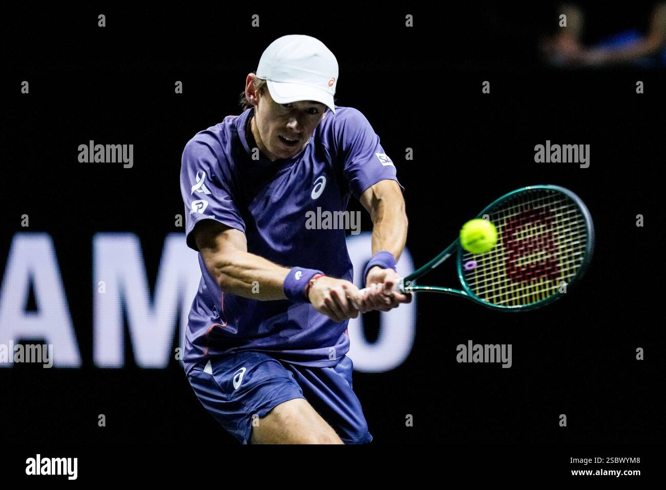 Rotterdam, Niederlande. Februar 2025. ROTTERDAM, NIEDERLANDE - 4. FEBRUAR: Alex de Minaur aus Australien spielt in seinem Spiel der First Round für Männer im Singles gegen David Goffin aus Belgien während des zweiten Tages der ABN AMRO Open im Rotterdam Ahoy am 4. Februar 2025 in Rotterdam, Niederlande, eine Rückhand. (Foto: Rene Nijhuis/MB Media) Credit: MB Media Solutions/Alamy Live News Stockfoto