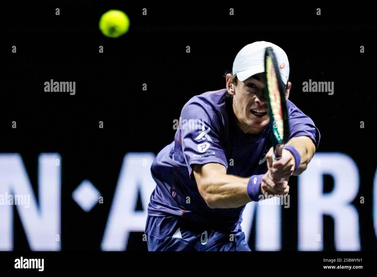Rotterdam, Niederlande. Februar 2025. ROTTERDAM, NIEDERLANDE - 4. FEBRUAR: Alex de Minaur aus Australien spielt in seinem Spiel der First Round für Männer im Singles gegen David Goffin aus Belgien während des zweiten Tages der ABN AMRO Open im Rotterdam Ahoy am 4. Februar 2025 in Rotterdam, Niederlande, eine Rückhand. (Foto: Rene Nijhuis/MB Media) Credit: MB Media Solutions/Alamy Live News Stockfoto