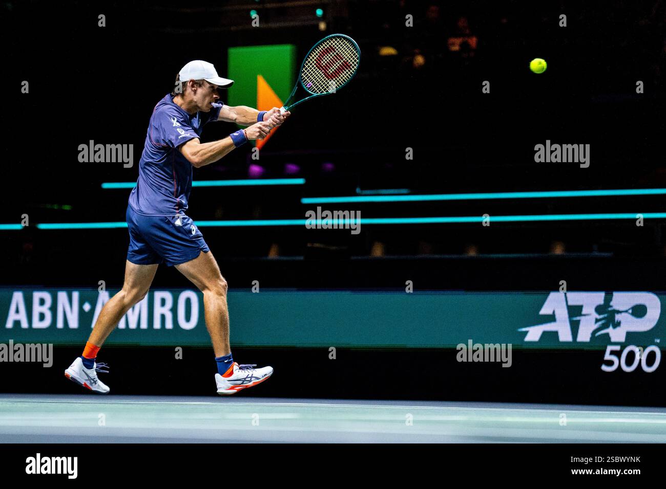 Rotterdam, Niederlande. Februar 2025. ROTTERDAM, NIEDERLANDE - 4. FEBRUAR: Alex de Minaur aus Australien spielt in seinem Spiel der First Round für Männer im Singles gegen David Goffin aus Belgien während des zweiten Tages der ABN AMRO Open im Rotterdam Ahoy am 4. Februar 2025 in Rotterdam, Niederlande, eine Rückhand. (Foto: Rene Nijhuis/MB Media) Credit: MB Media Solutions/Alamy Live News Stockfoto