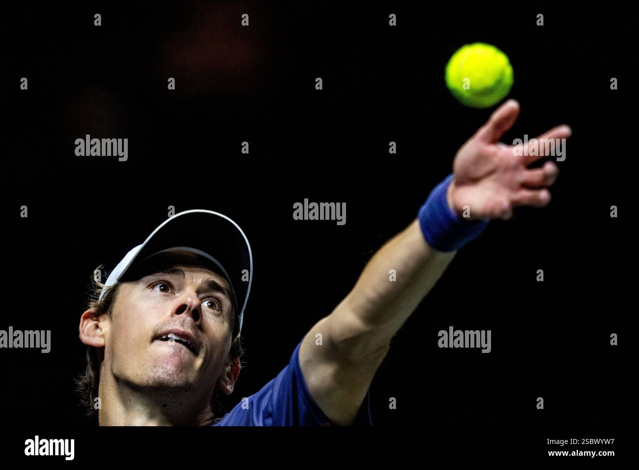 Rotterdam, Niederlande. Februar 2025. ROTTERDAM, NIEDERLANDE - 4. FEBRUAR: Alex de Minaur aus Australien spielt in seinem Spiel der First Round der Männer-Singles gegen David Goffin aus Belgien während des zweiten Tages der ABN AMRO Open beim Rotterdam Ahoy am 4. Februar 2025 in Rotterdam, Niederlande. (Foto: Rene Nijhuis/MB Media) Credit: MB Media Solutions/Alamy Live News Stockfoto