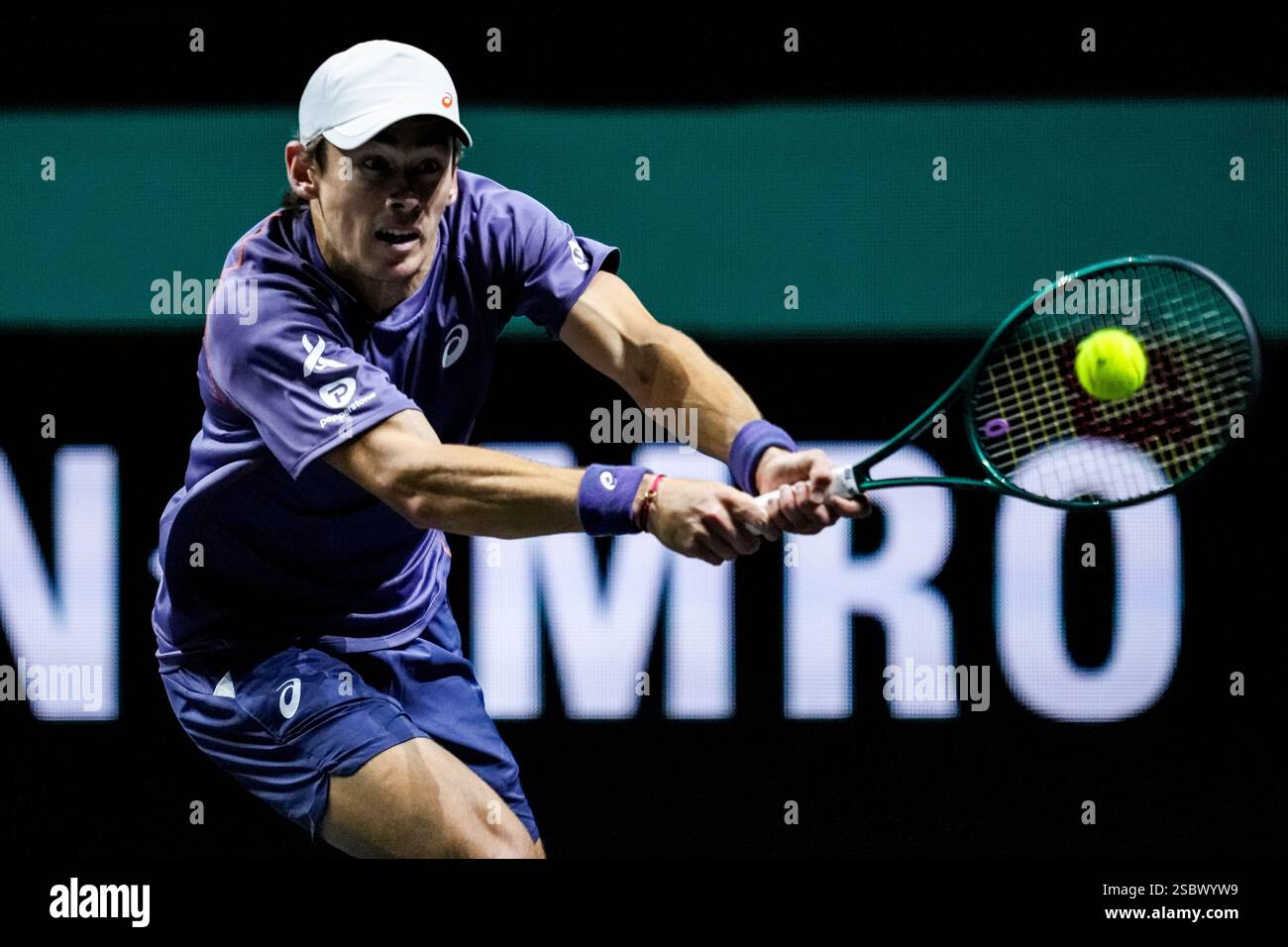 Rotterdam, Niederlande. Februar 2025. ROTTERDAM, NIEDERLANDE - 4. FEBRUAR: Alex de Minaur aus Australien spielt in seinem Spiel der First Round für Männer im Singles gegen David Goffin aus Belgien während des zweiten Tages der ABN AMRO Open im Rotterdam Ahoy am 4. Februar 2025 in Rotterdam, Niederlande, eine Rückhand. (Foto: Rene Nijhuis/MB Media) Credit: MB Media Solutions/Alamy Live News Stockfoto