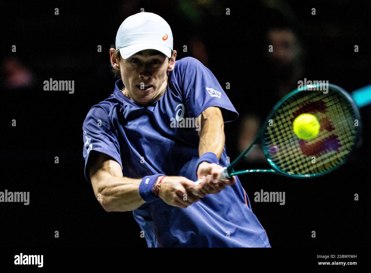 Rotterdam, Niederlande. Februar 2025. ROTTERDAM, NIEDERLANDE - 4. FEBRUAR: Alex de Minaur aus Australien spielt in seinem Spiel der First Round für Männer im Singles gegen David Goffin aus Belgien während des zweiten Tages der ABN AMRO Open im Rotterdam Ahoy am 4. Februar 2025 in Rotterdam, Niederlande, eine Rückhand. (Foto: Rene Nijhuis/MB Media) Credit: MB Media Solutions/Alamy Live News Stockfoto