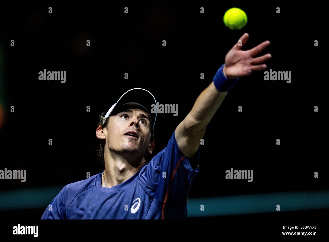 Rotterdam, Niederlande. Februar 2025. ROTTERDAM, NIEDERLANDE - 4. FEBRUAR: Alex de Minaur aus Australien spielt in seinem Spiel der First Round der Männer-Singles gegen David Goffin aus Belgien während des zweiten Tages der ABN AMRO Open beim Rotterdam Ahoy am 4. Februar 2025 in Rotterdam, Niederlande. (Foto: Rene Nijhuis/MB Media) Credit: MB Media Solutions/Alamy Live News Stockfoto