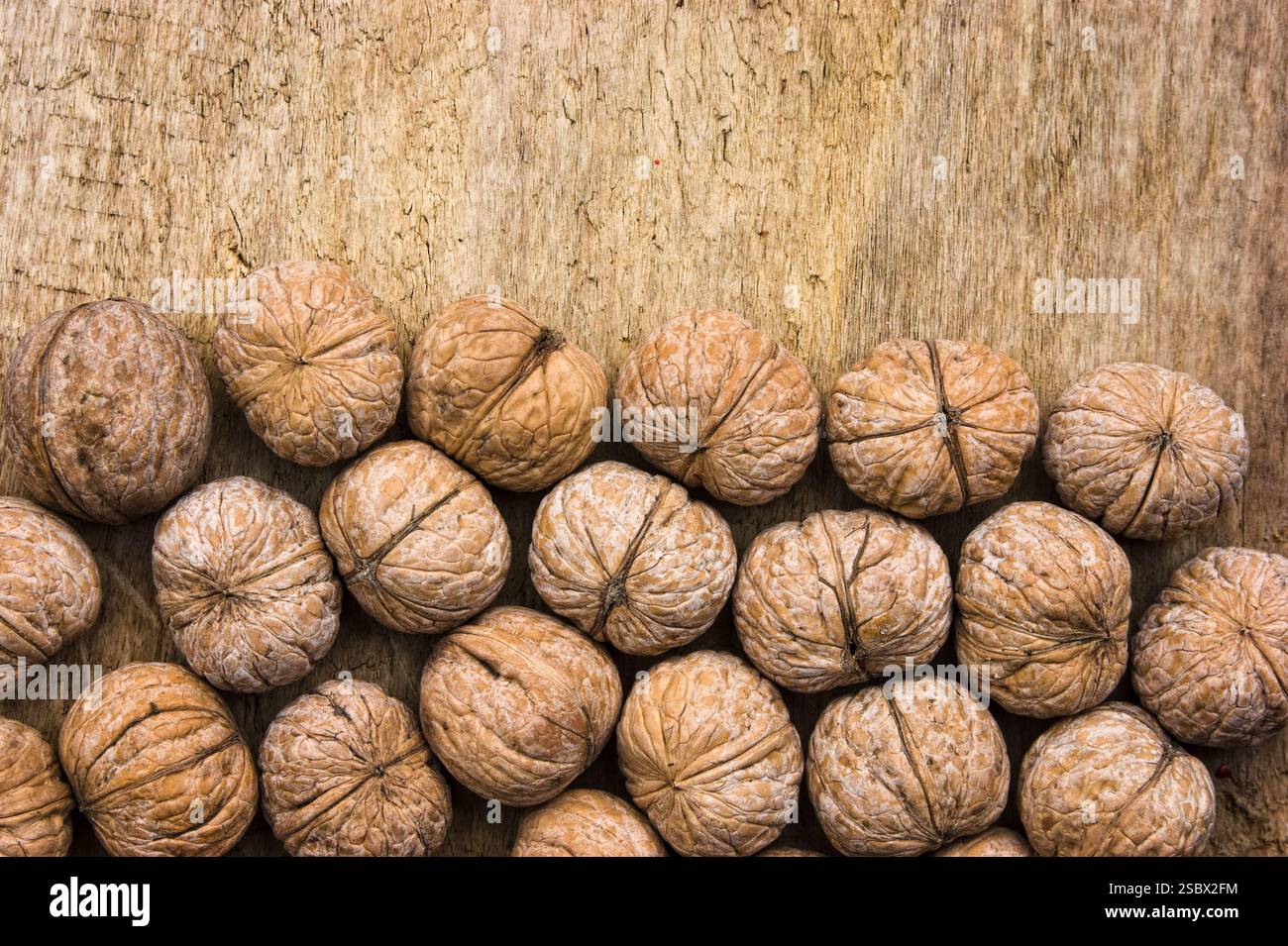 Hintergrund der Walnüsse auf einem alten Holz- Board Stockfoto
