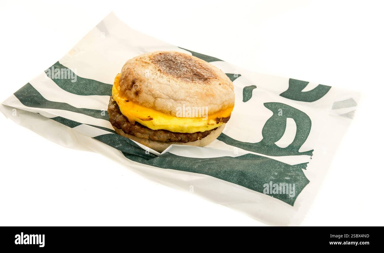 Winneconne, WI - 5. Januar 2025: Ein Paket Starbucks Wurst Cheddar Ei Sandwich auf einem isolierten Hintergrund. Stockfoto
