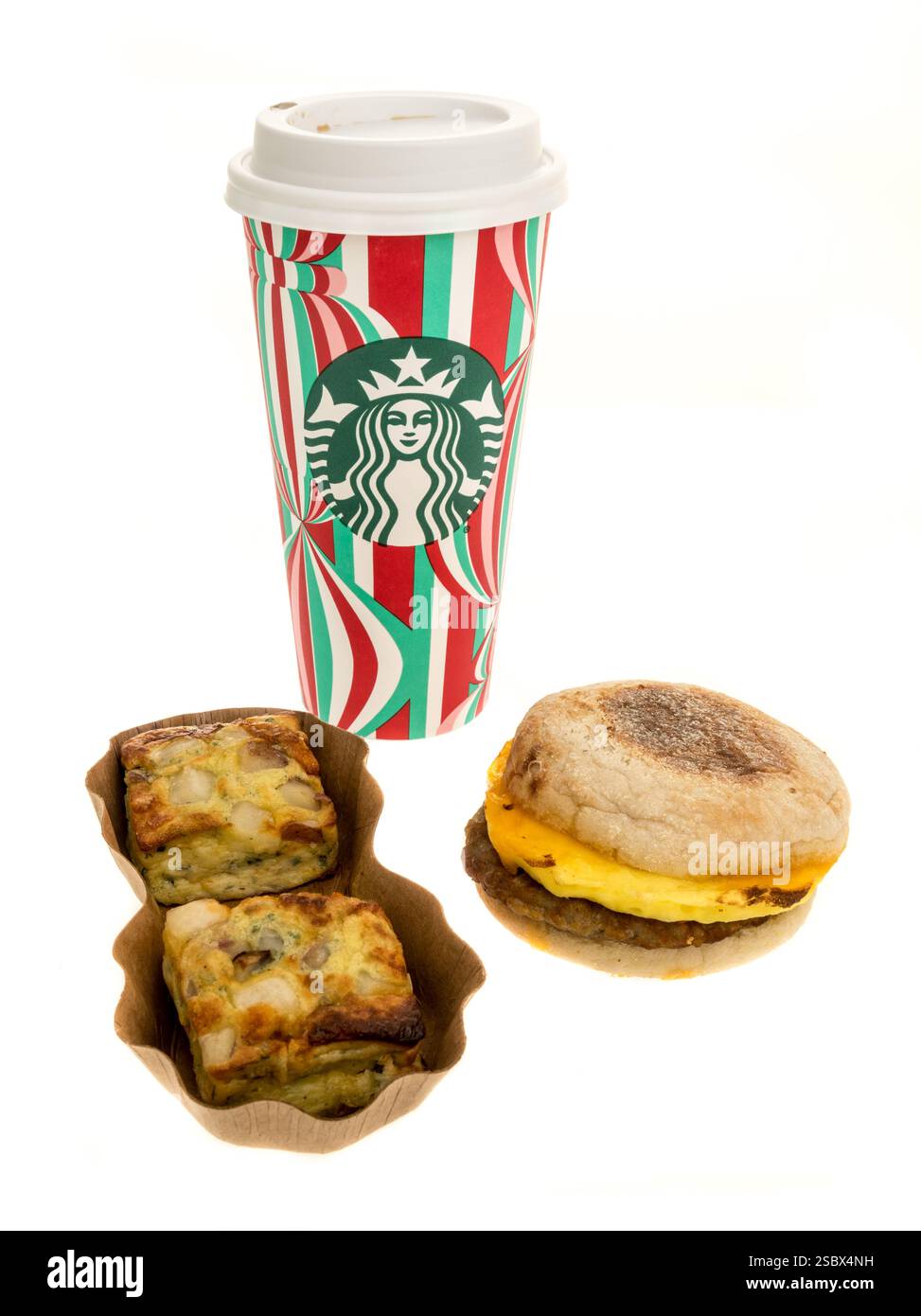 Winneconne, WI - 5. Januar 2025: Ein Paket Starbucks Kartoffel Cheddar Schnittlauch backt Wurst Cheddar Ei Sandwich und Kaffee auf einem isolierten Hintergrund. Stockfoto