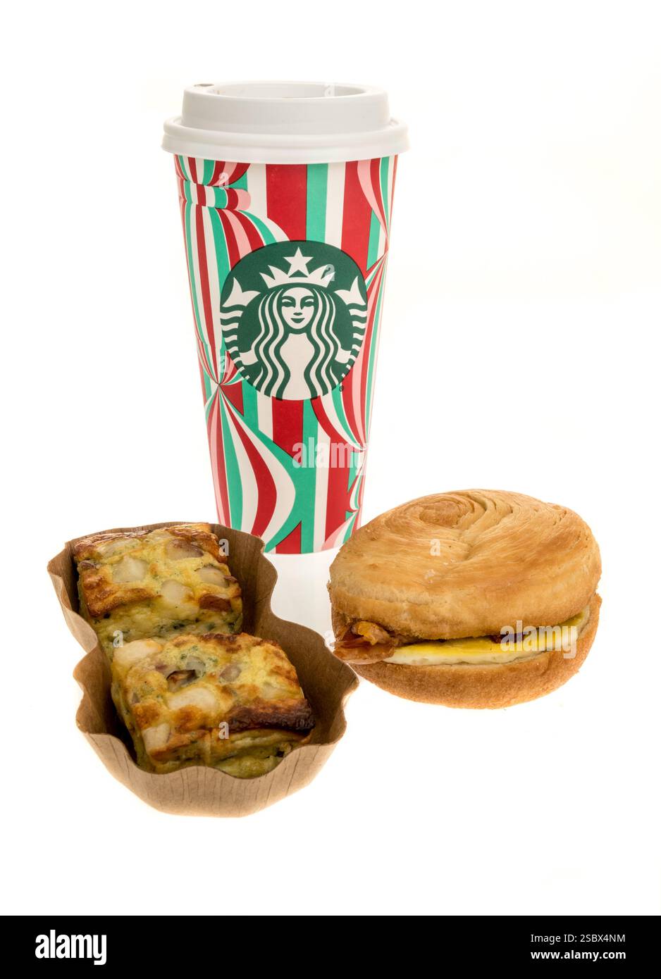 Winneconne, WI - 5. Januar 2025: Ein Paket Starbucks Kartoffel Cheddar Schnittlauch backt doppelt geräucherten Speck Cheddar Ei Sandwich und Kaffee auf einem isolierten Stockfoto