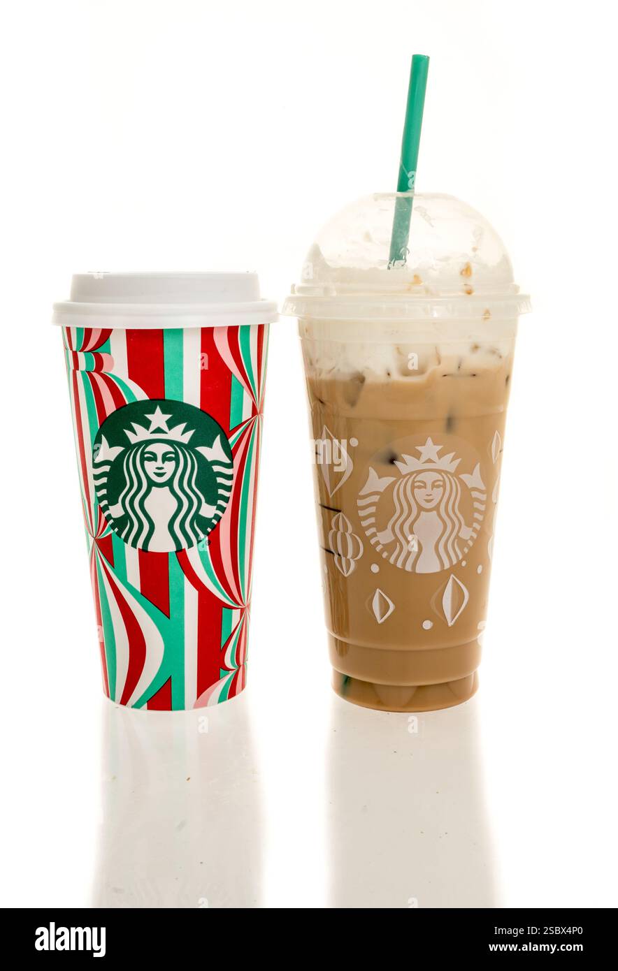 Winneconne, WI - 5. Januar 2025: Ein Paar Starbucks Eiskaffee und heißer Kaffee auf einem isolierten Hintergrund. Stockfoto