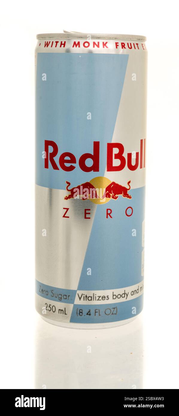 Winneconne, WI - 26. Januar 2025: Eine Dose Red Bull Zero mit Mönch Frucht Energy Drink auf isoliertem Hintergrund. Stockfoto