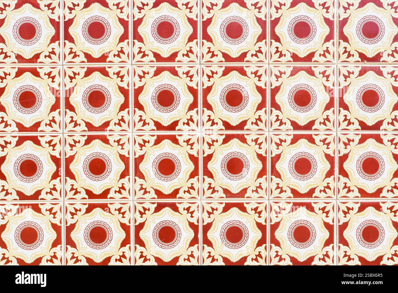 Verzierte portugiesische Azulejo-Fliesen mit einem sich wiederholenden dekorativen Design. Stockfoto