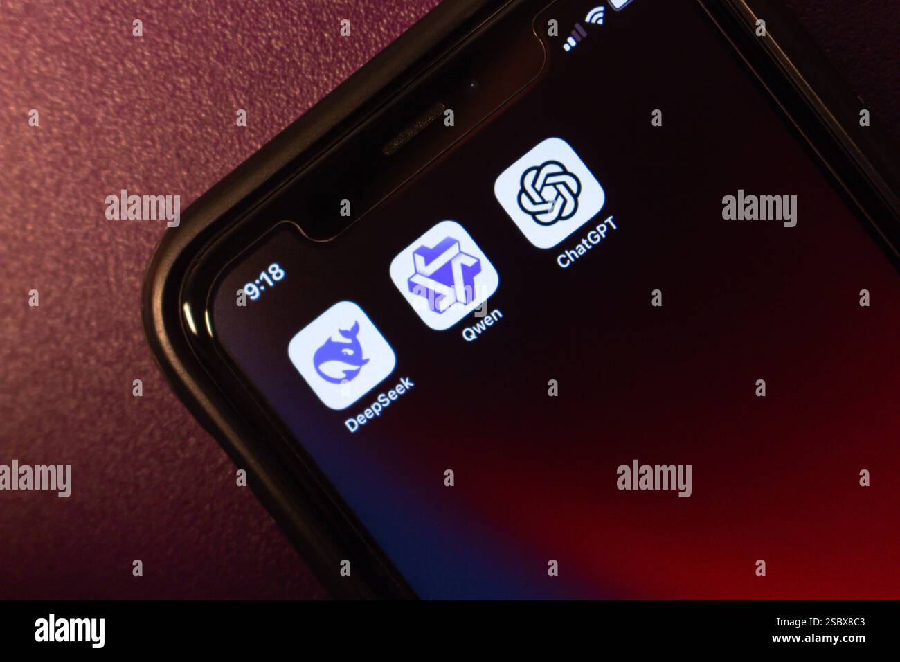 DeepSeek, Qwen und ChatGPT Symbole werden auf einem iPhone angezeigt. Führende Large Language Models (LLMS) aus China und den USA im KI-Industriekonzept. Stockfoto