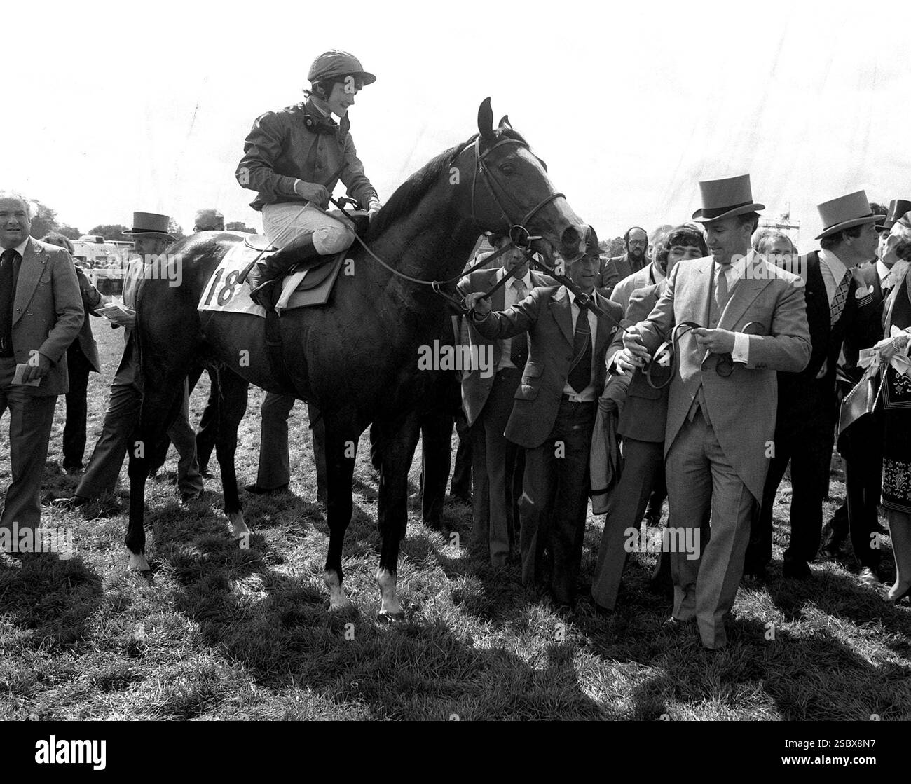 Aktenfoto vom 06/81 von Shergar während des Vorspiels von Besitzer Aga Khan (Top-Hut) mit Jockey Walter Swinburn, nachdem er den Derby Stakes Classic bei Epsom gewonnen hatte. Der Aga Khan, der spirituelle Führer der 15 Millionen Ismaili-Muslime der Welt, ist im Alter von 88 Jahren gestorben. Ausgabedatum: Dienstag, 4. Februar 2025. Stockfoto
