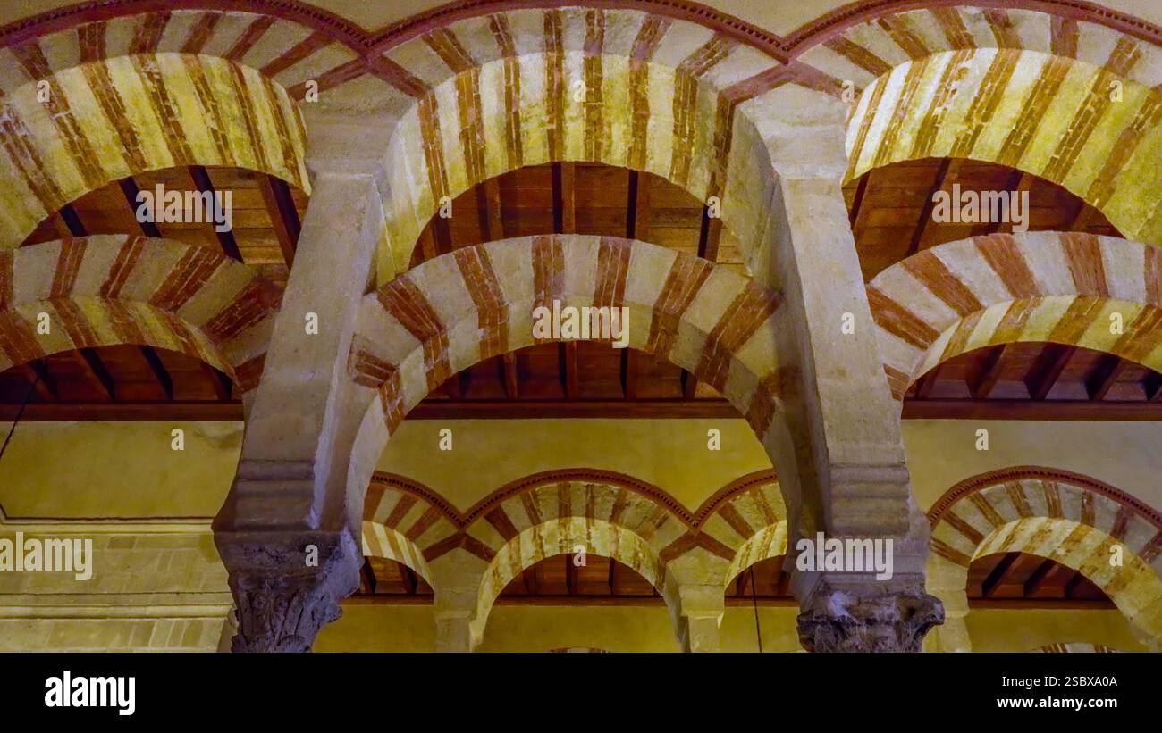 Niedrigwinkelaufnahme der berühmten Bögen in der Moschee-Kathedrale von cordoba Stockfoto