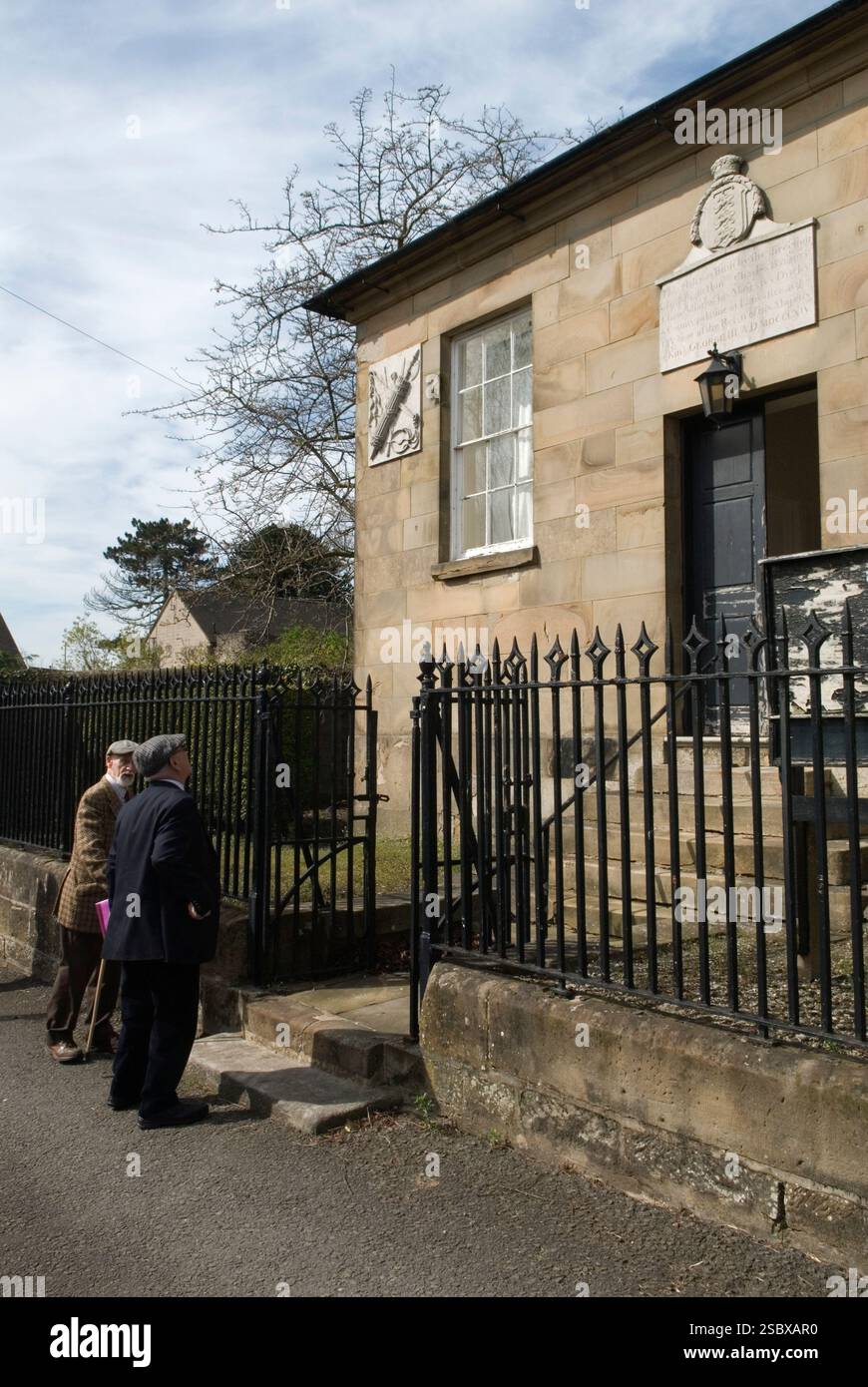 Moot Hall Chapel Lane Wirksworth ist ein denkmalgeschütztes Gebäude. Der Treffpunkt des Great Barmote Court war ein Gremium, das gegründet wurde, um die lokale Bleibergbauindustrie im Peak District zu regulieren. Mitglieder der Grand Jury kommen an. Derbyshire, England 2015 2010er Jahre, Großbritannien HOMER SYKES Stockfoto