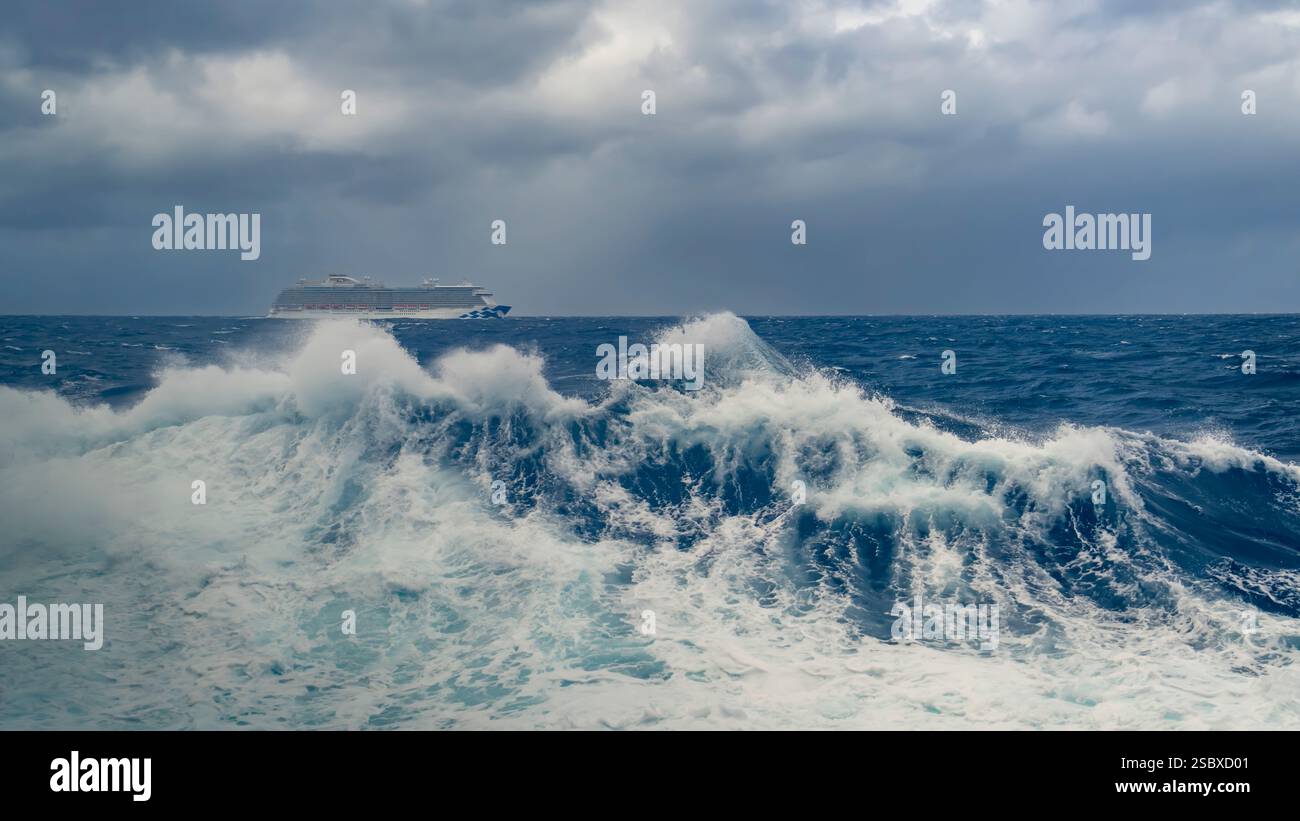 Große Wellen und das Majestic Princess Kreuzfahrtschiff während eines Sturms im Südpazifik, Stockfoto