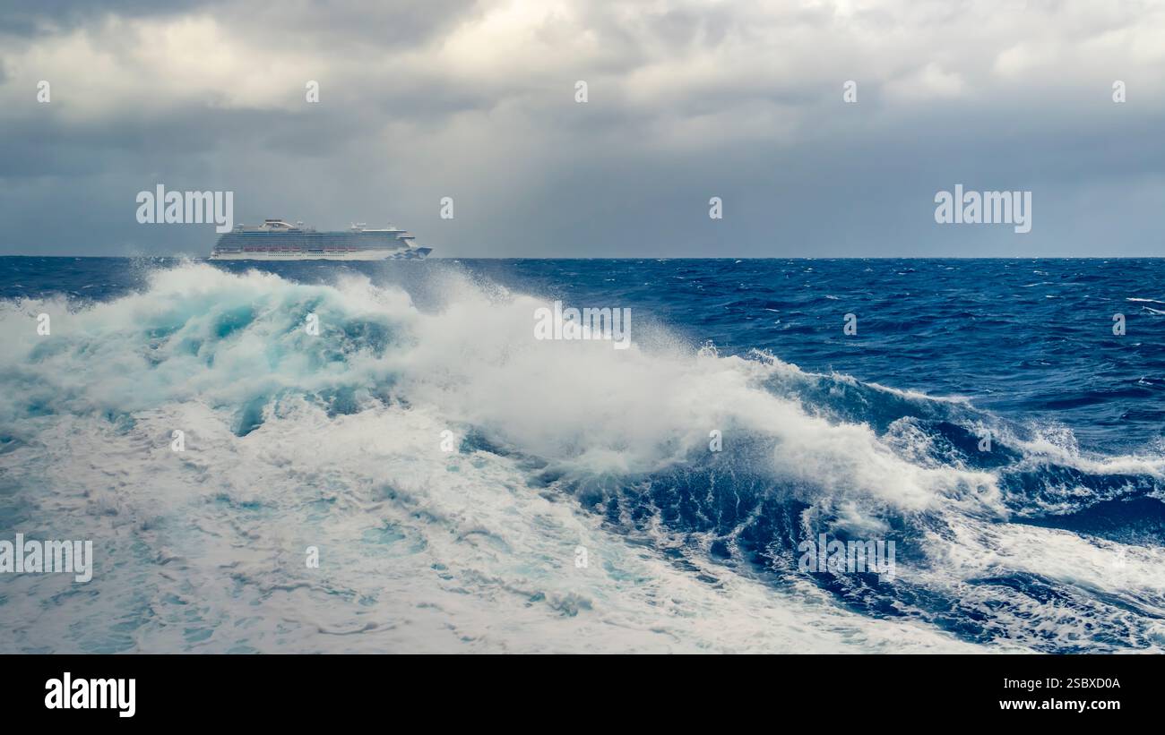 Große Wellen und das Majestic Princess Kreuzfahrtschiff während eines Sturms im Südpazifik, Stockfoto