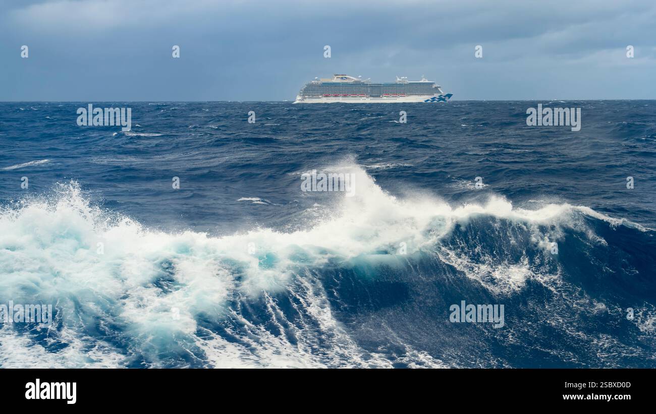 Große Wellen und das Majestic Princess Kreuzfahrtschiff während eines Sturms im Südpazifik, Stockfoto