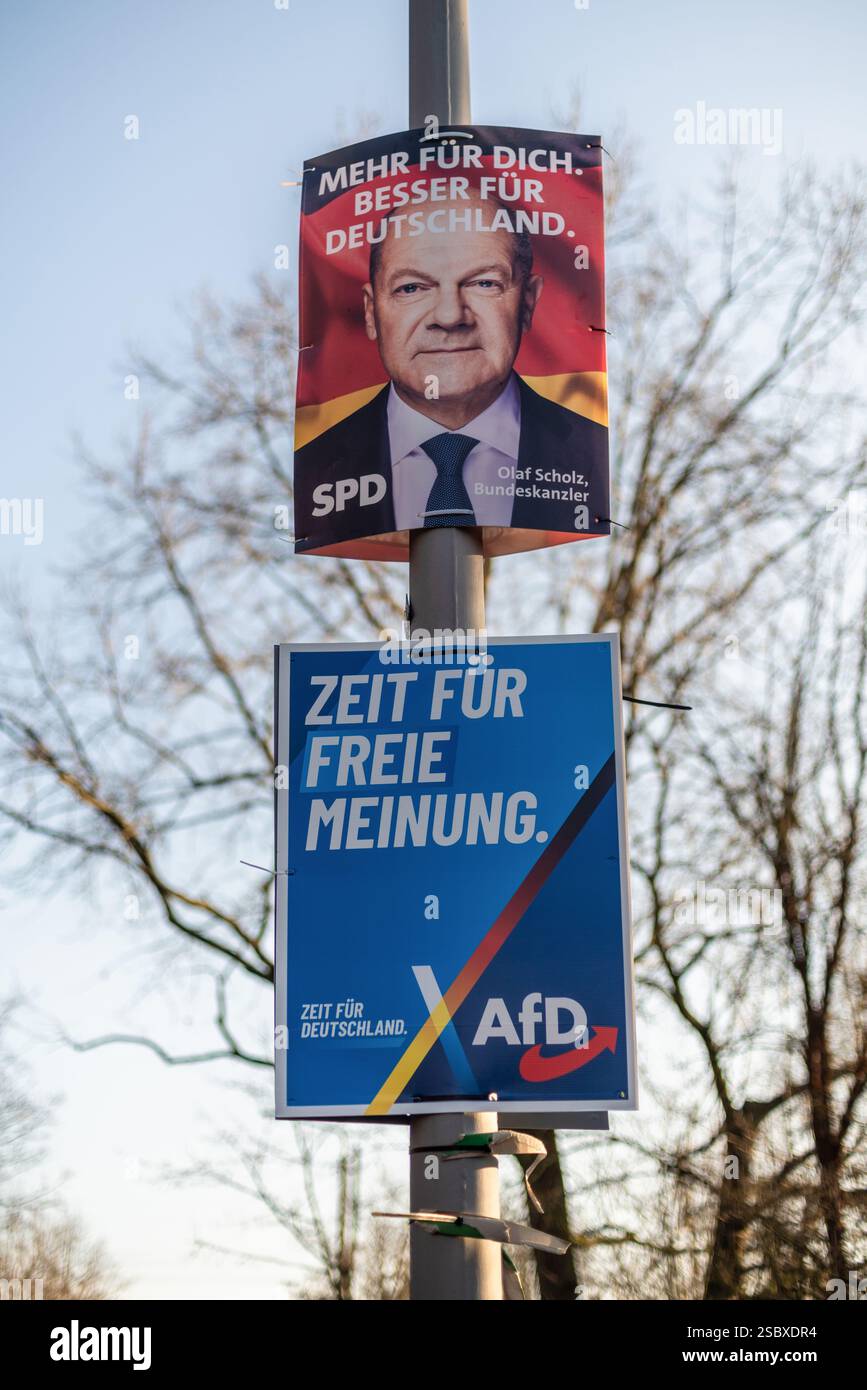 Berlin, Deutschland. 4. Februar 2025. Wahlkampf für die kommenden Bundestagswahlen. Plakate für die Partei von Bundeskanzler Olaf Scholz, die SPD und die rechtsextreme Oppositionspartei AfD (Alternative für Deutschland) sind nebeneinander ausgestellt. Stockfoto