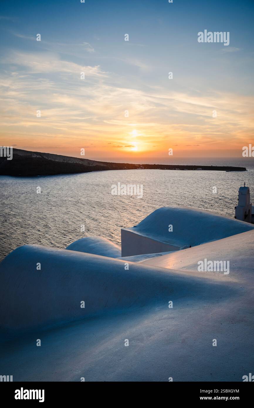Weiße Kuppeldächer von Häusern in Oia leuchten gegen das Licht des Sonnenuntergangs, Santorin, Griechenland Stockfoto