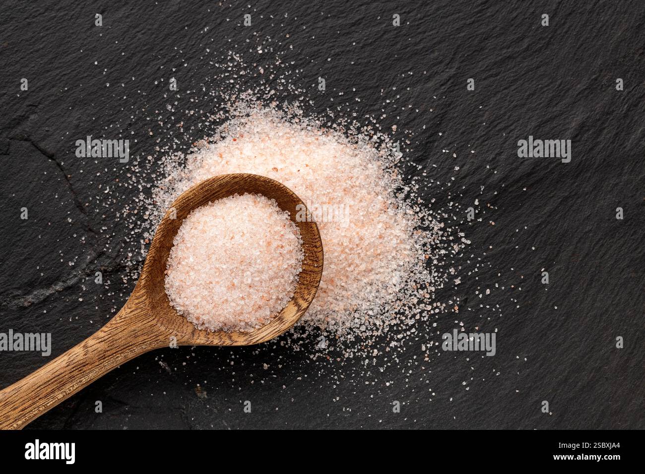 Himalaya Rosa Feinsalz - Salz in reinen Kristallen auf dem Löffel. Stockfoto