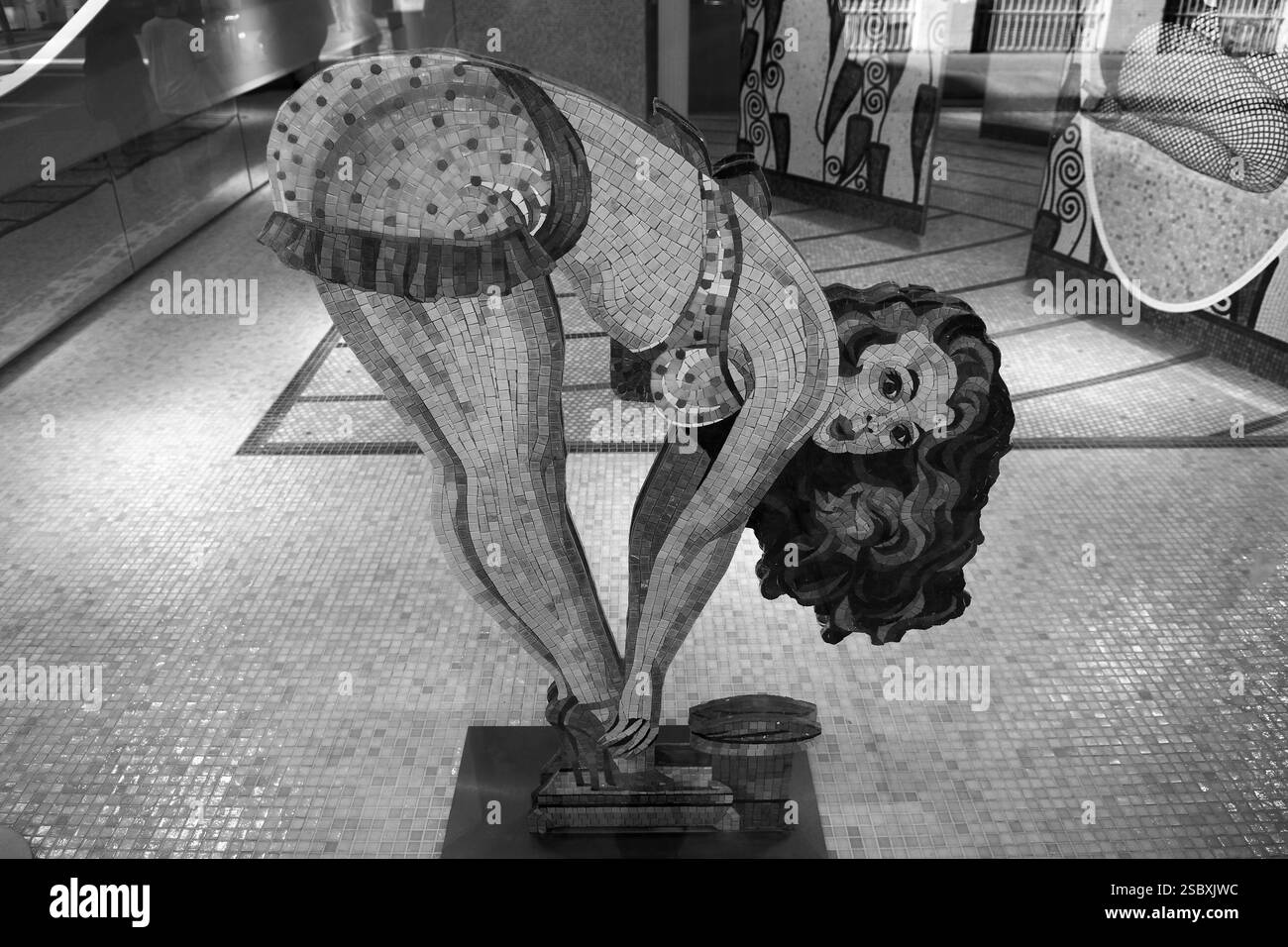 Frauenfigur aus Mosaikfliesen in einem Fliesengeschäft, New York City, USA, Nordamerika Stockfoto