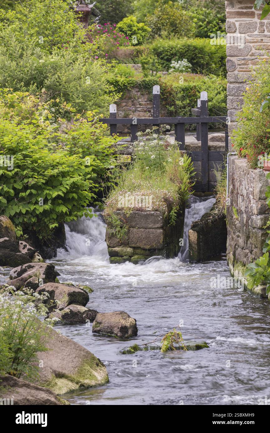 Gebäude an einer Wasserstraße in Pont-Aven. Das Dorf ist bekannt für die Künstler, die dort arbeiteten, wie Emile Bernard, Paul Gauguin und Paul Serusi Stockfoto