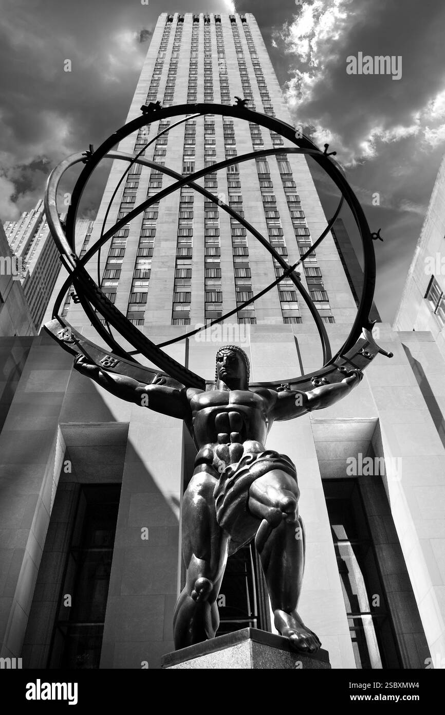 Atlas-Statue im Rockefeller Centre hinter dem Bürogebäude, New York City, USA, Nordamerika Stockfoto