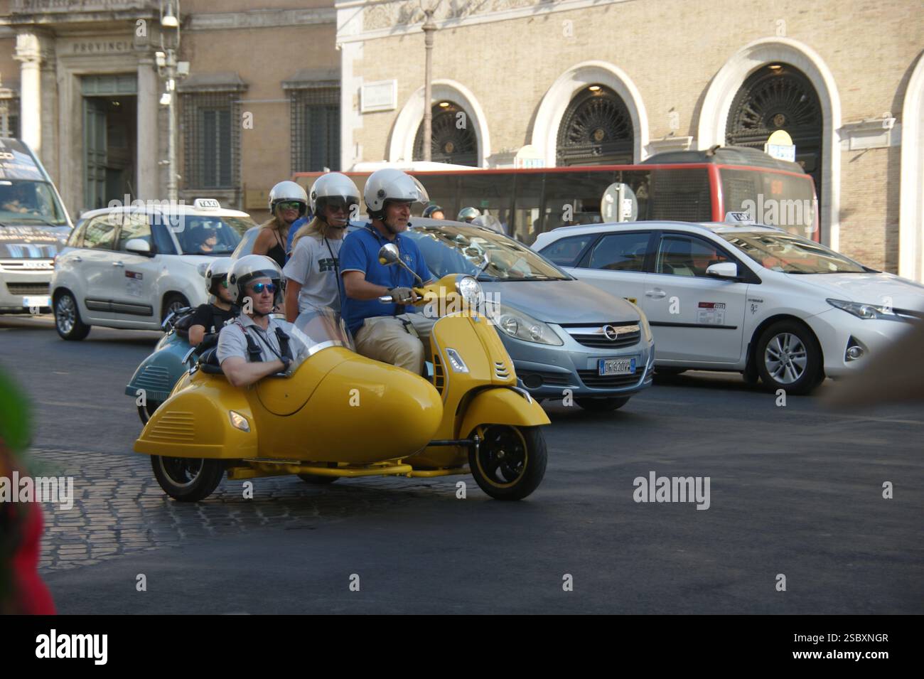 Touristen erkunden Rom mit dem Beiwagen Stockfoto