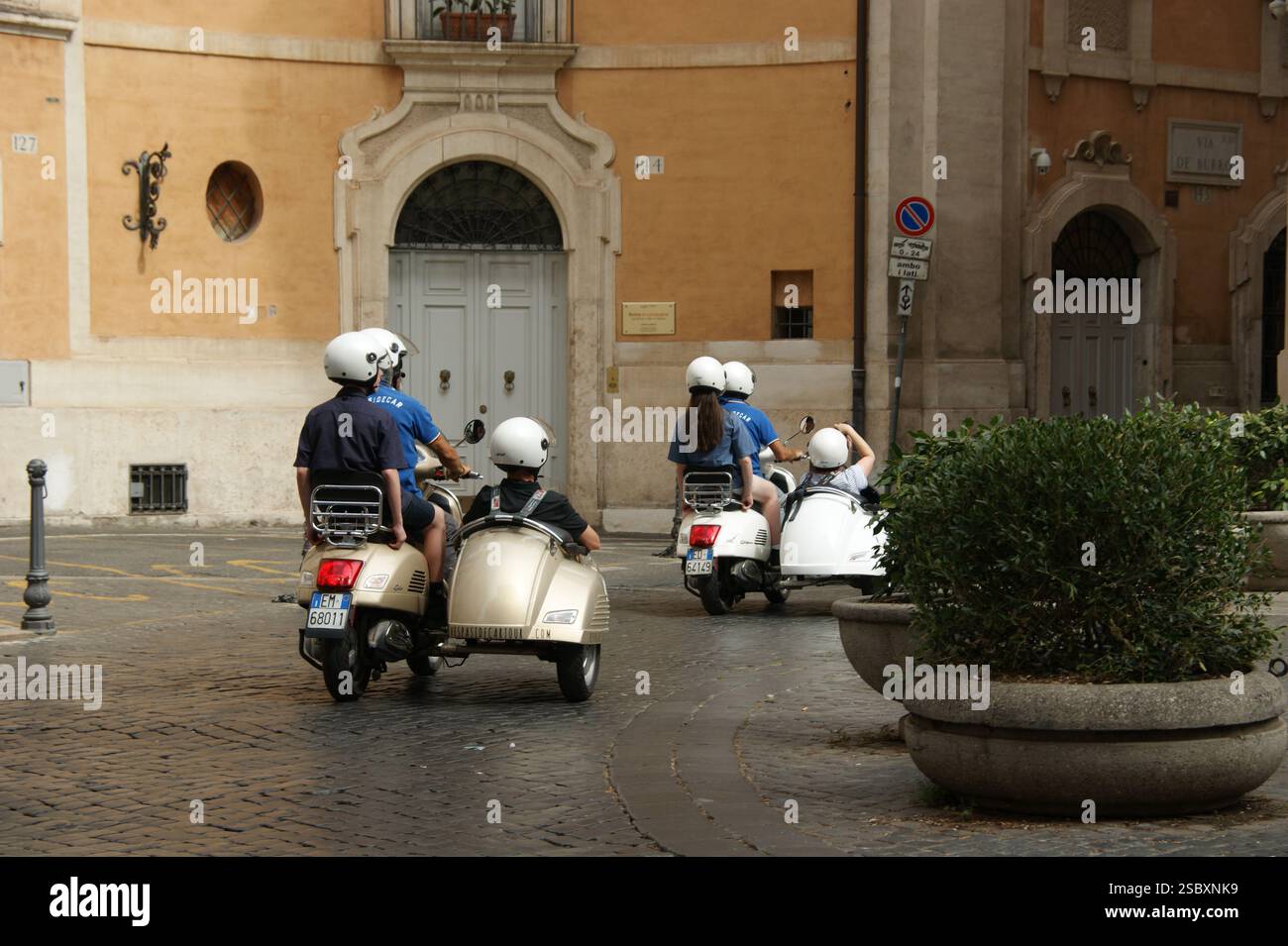 Touristen erkunden Rom mit dem Beiwagen Stockfoto