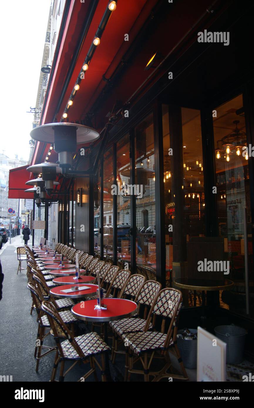 Die typische Pariser Szene: Ein Straßencafé mit seinen berühmten roten Tischen und Thonet-Stühlen Stockfoto