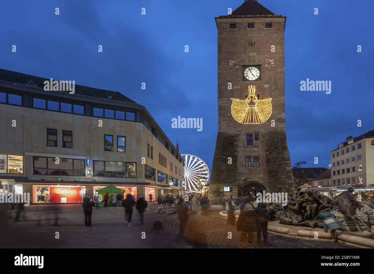 Weißer Turm mit beleuchtetem Weihnachtsengel zur Weihnachtszeit, Ludwigsplatz, Nürnberg, Mittelfranken, Bayern, Deutschland, Europa Stockfoto