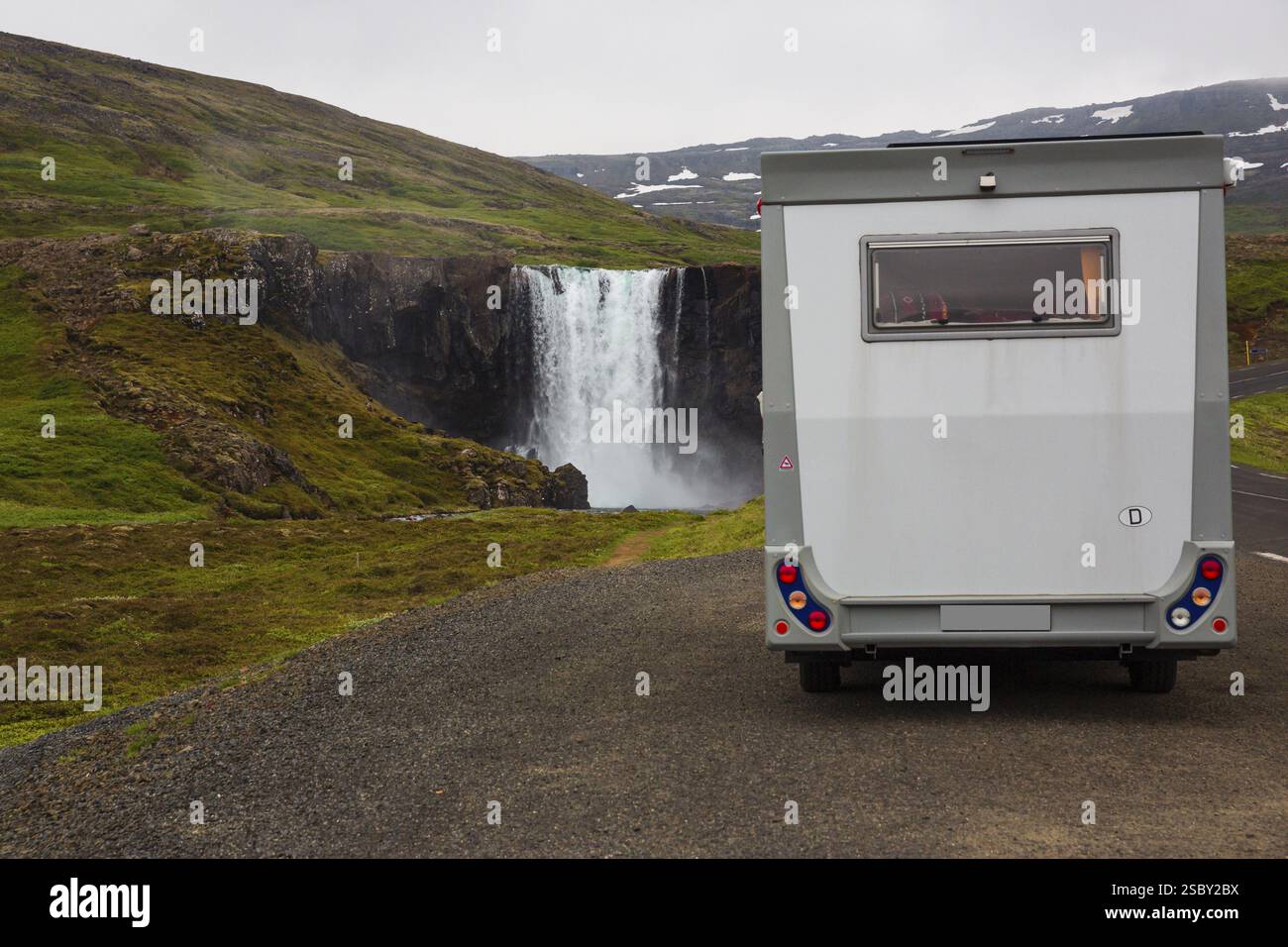 Campingparkplatz vor dem Gufufoss, Wasserfall in der Nähe von Seydisfjoedur, E Iceland Stockfoto