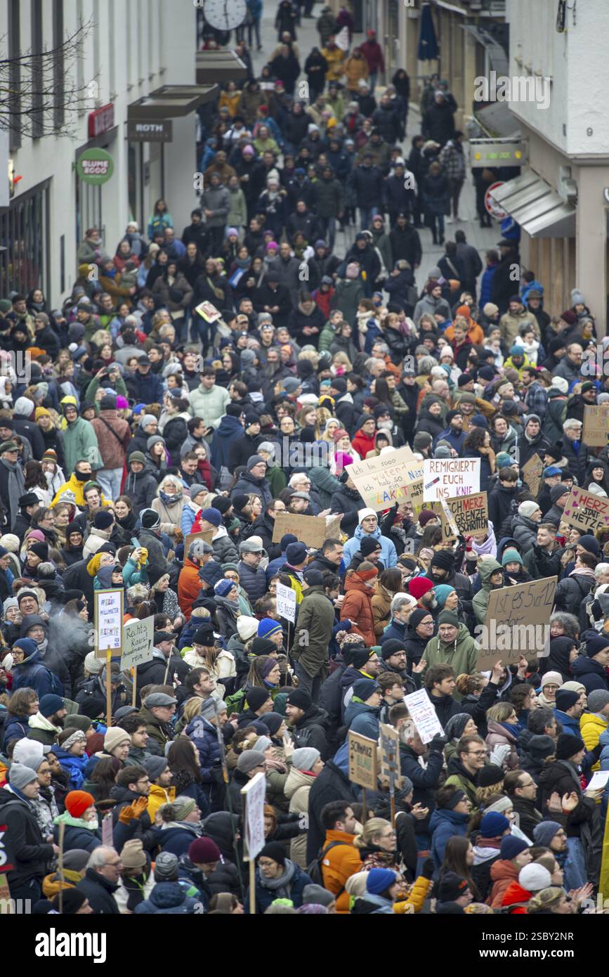 Demonstration gegen die Rechte, Menschen protestieren gegen Rechtsextremismus und für Vielfalt, Münsterplatz in Ulm, Baden-Württemberg, Ger Stockfoto