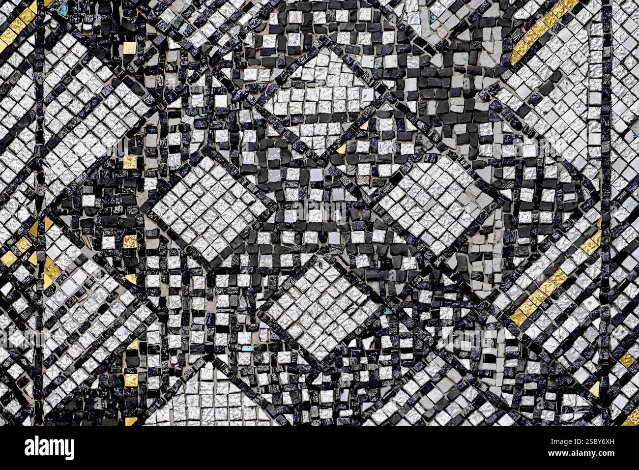 Hintergrund aus einem Mosaik aus Silber- und Goldsteinen Shumen, Bulgarien, Europa Stockfoto