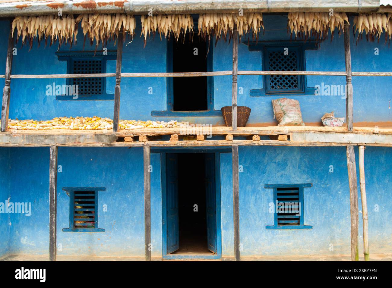 Westliche Region, Nepal. Veranda und Terrasse des ländlichen Hauses Stockfoto