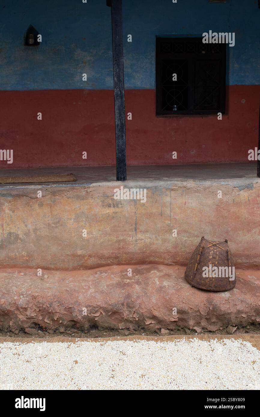 Westliche Region, Nepal. Doko auf der Terrasse des ländlichen Hauses Stockfoto