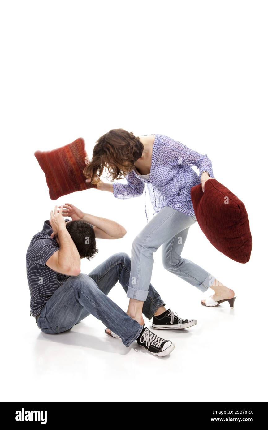 Ein wütendes Paar, das sich wegen weiß anschreit Stockfoto