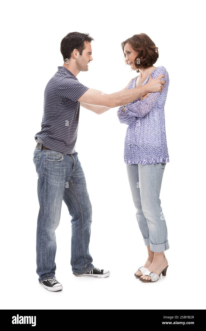 Ein wütendes Paar, das sich wegen weiß anschreit Stockfoto